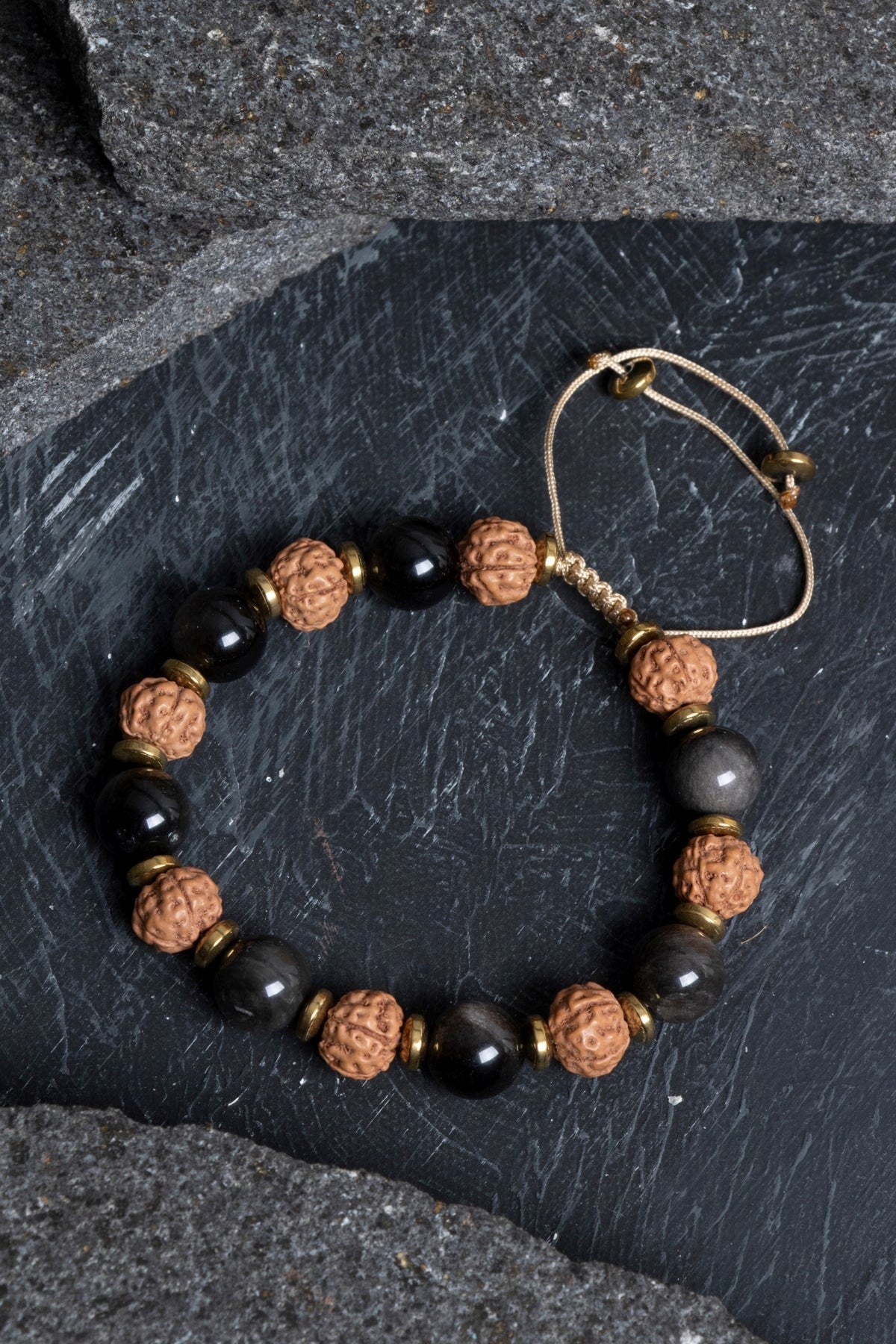 Obsidyen ve Rudraksha Doğal Taş Makrome Bileklik – Ayarlanabilir El Yapımı Tasarım