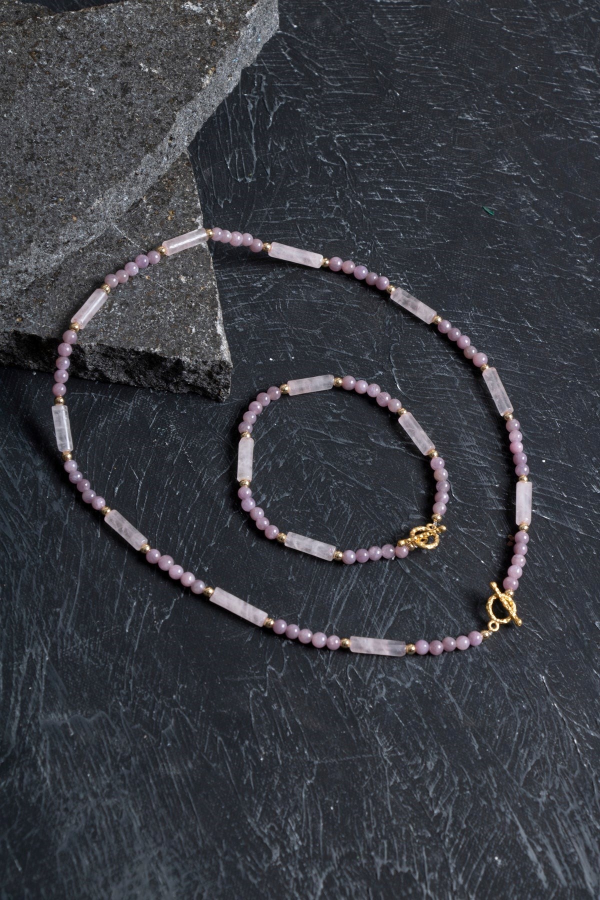 Yakut ve Pembe Kuvars Doğal Taş Set – Altın Kaplama ve Gümüş Kapamalı Kolye & Bileklik