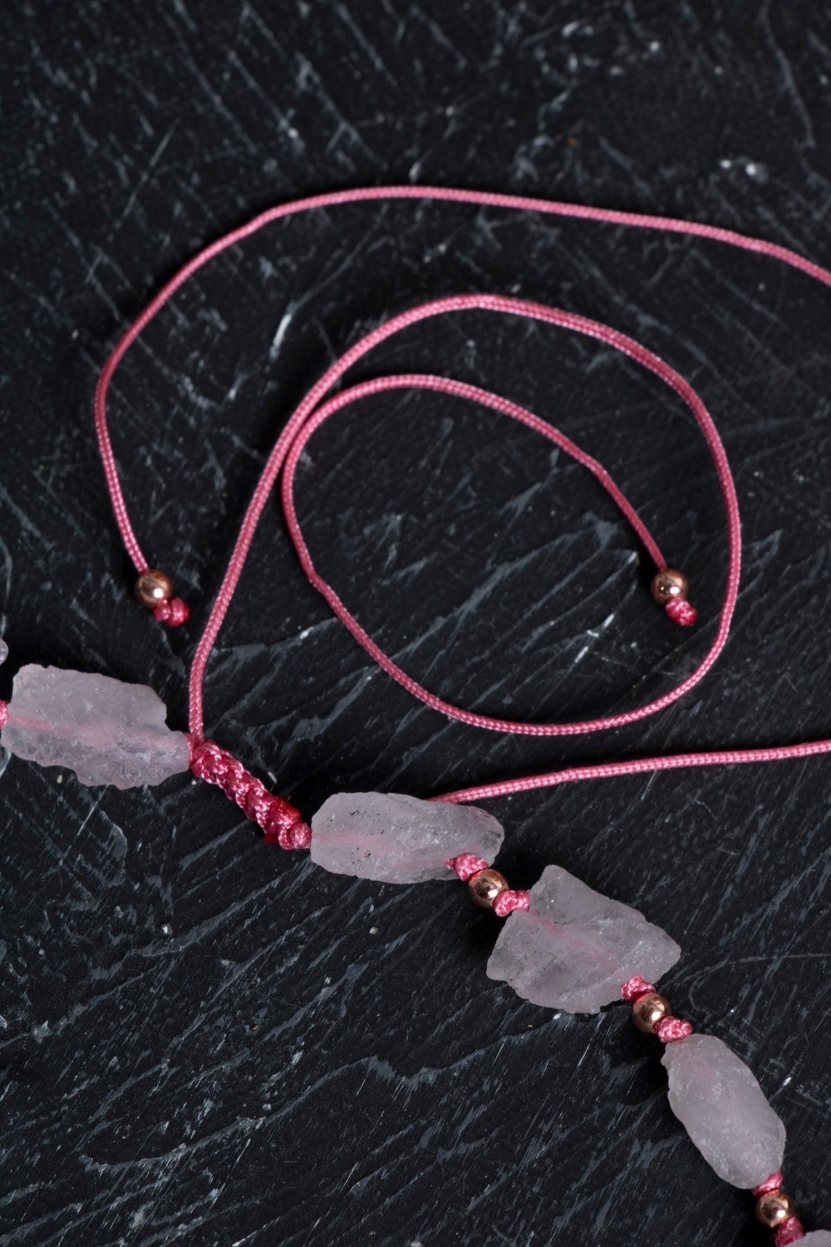 Ham Pembe Kuvars Doğal Taş Kolye – Unisex Şık Tasarım