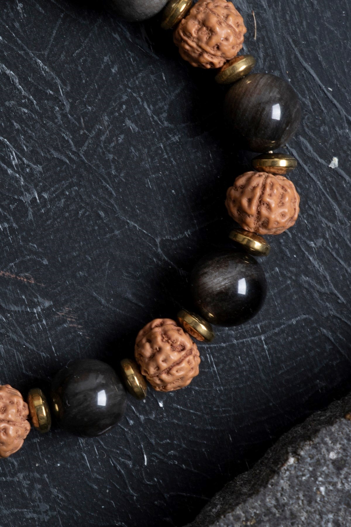 Obsidyen ve Rudraksha Doğal Taş Makrome Bileklik – Ayarlanabilir El Yapımı Tasarım