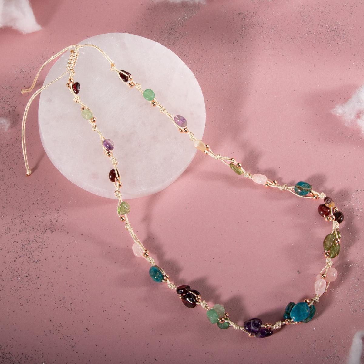 Başak Burcu Doğal Taş Makrome Kolye – Ametist, Bordo Granat (Lal), Jasper, Mavi Apatit, Pembe Kuvars, Yeşil Aventurin & Zebercet (Peridot) – Özel Tasa