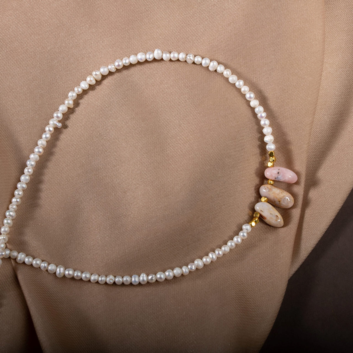 İnci & Pembe Opal Doğal Taş Kolye – Gümüş Kapama – Özel Tasarım (50 cm)