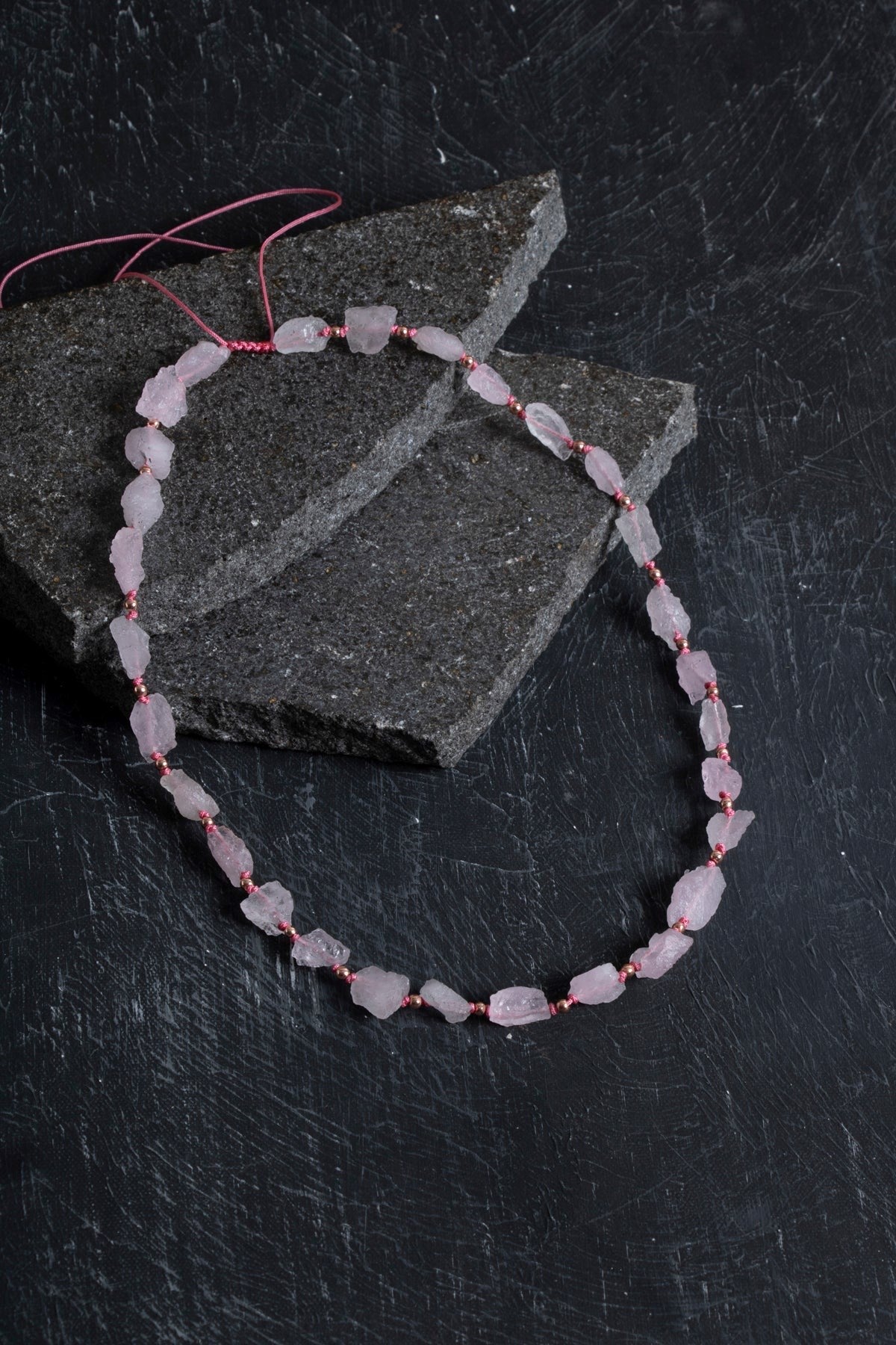 Ham Pembe Kuvars Doğal Taş Kolye – Unisex Şık Tasarım