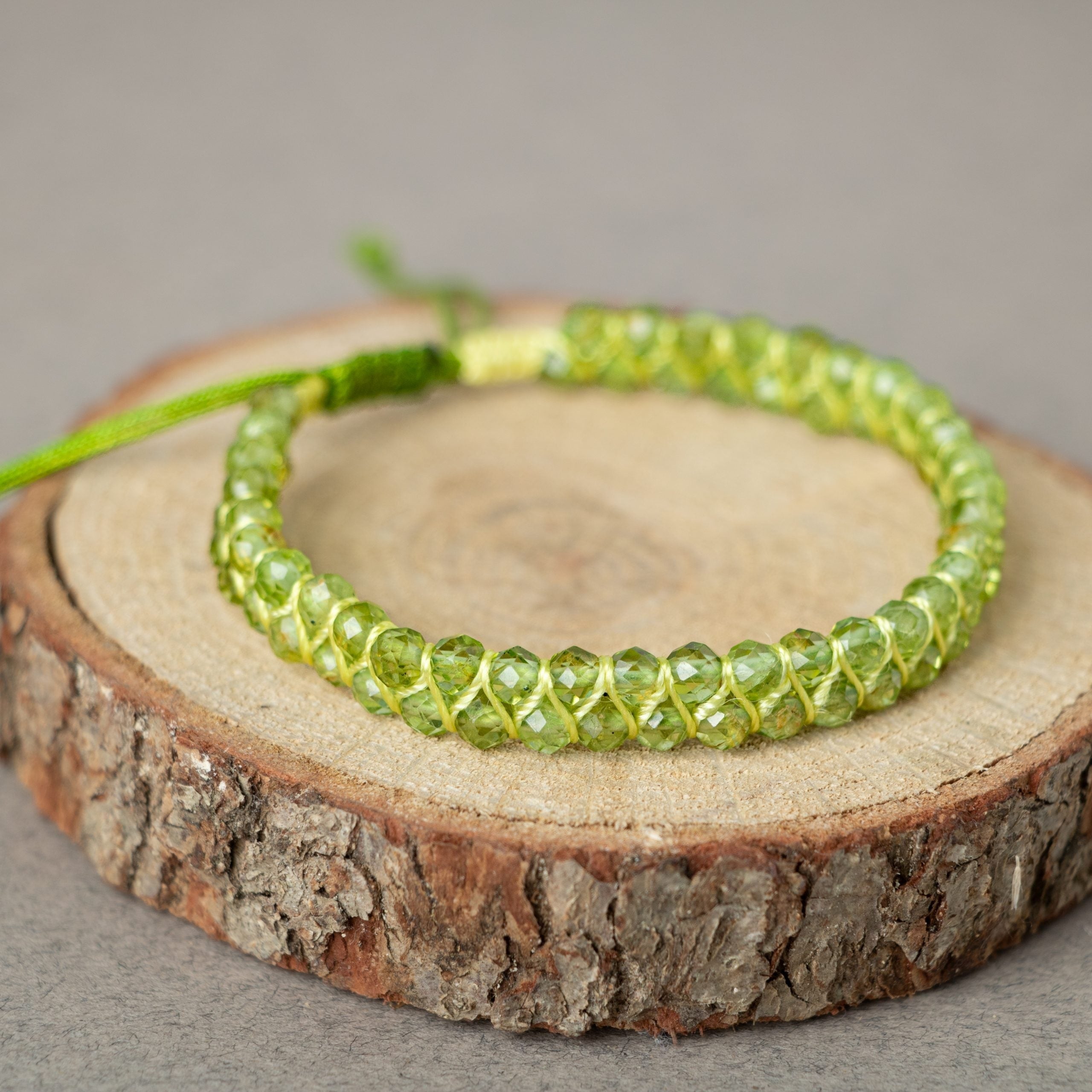 Zebercet (Peridot) 3-4 mm Çift Sıra Doğal Taş Bileklik – Unisex El İşçiliği