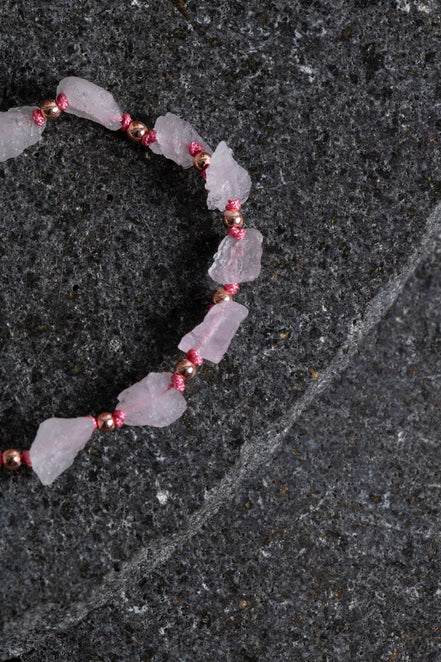 Ham Pembe Kuvars Doğal Taş Bileklik – Unisex Şık Tasarım
