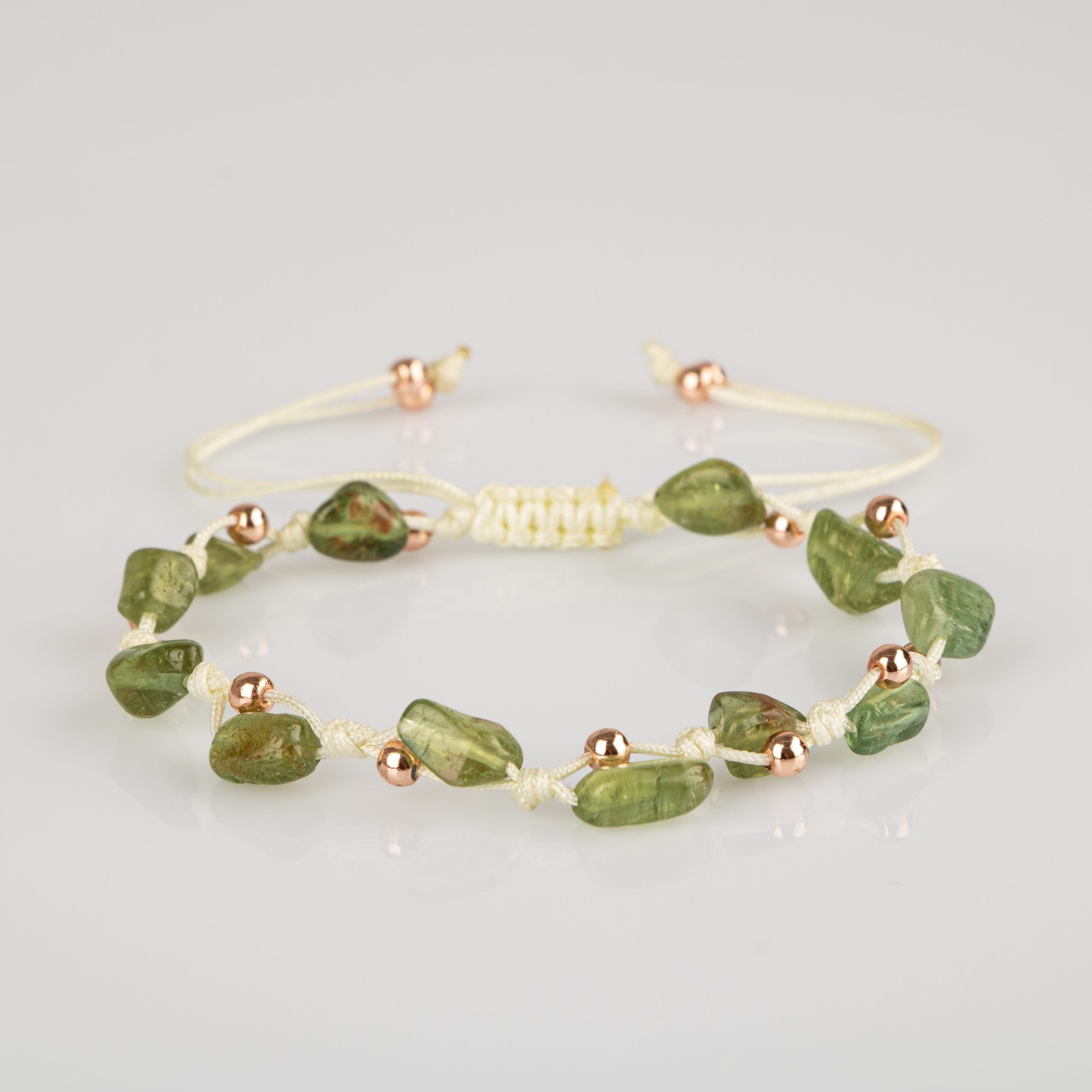 Zebercet (Peridot) Natürel Kesim Doğal Taş Makrome Bileklik – Unisex El İşçiliği