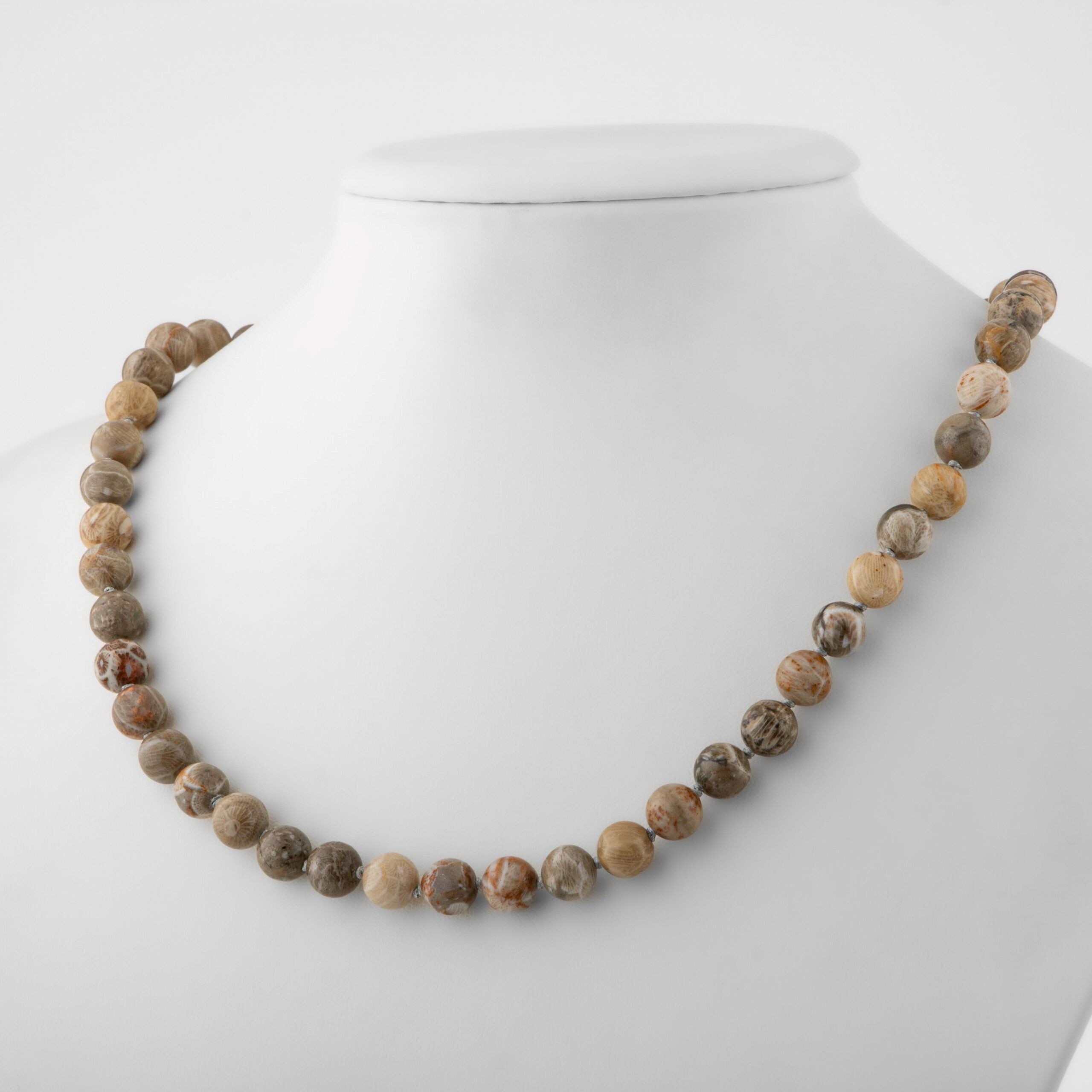 Fosil Mercan Doğal Taş Kolye – 8 mm Düğümlü, Unisex Tasarım (50 cm)