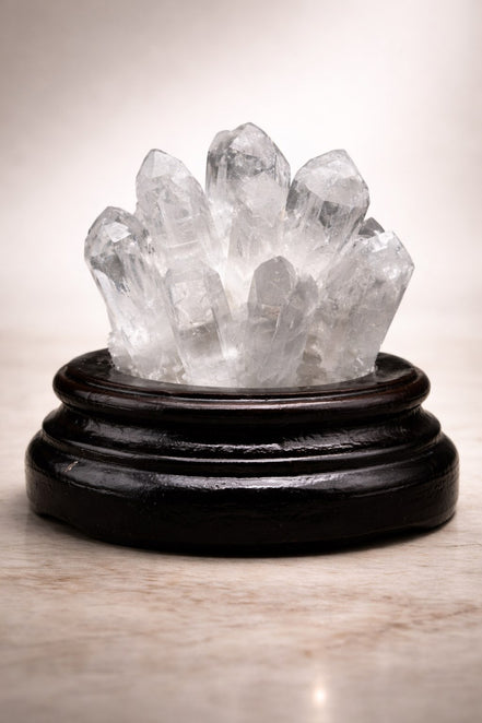 Kristal Kuvars Doğal Taş Standlı Parça – 10 × 10 cm | 456 gr