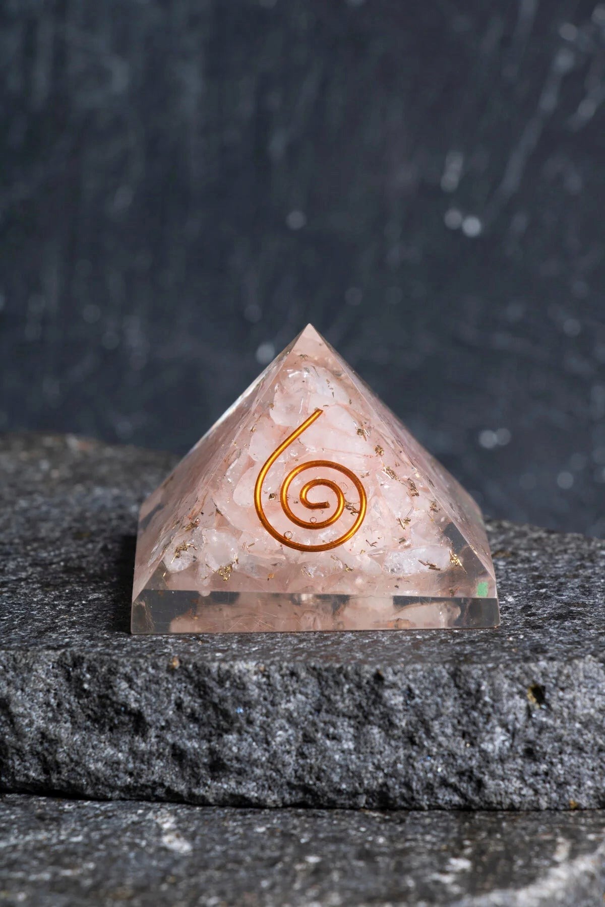 Pembe kuvars Piramit