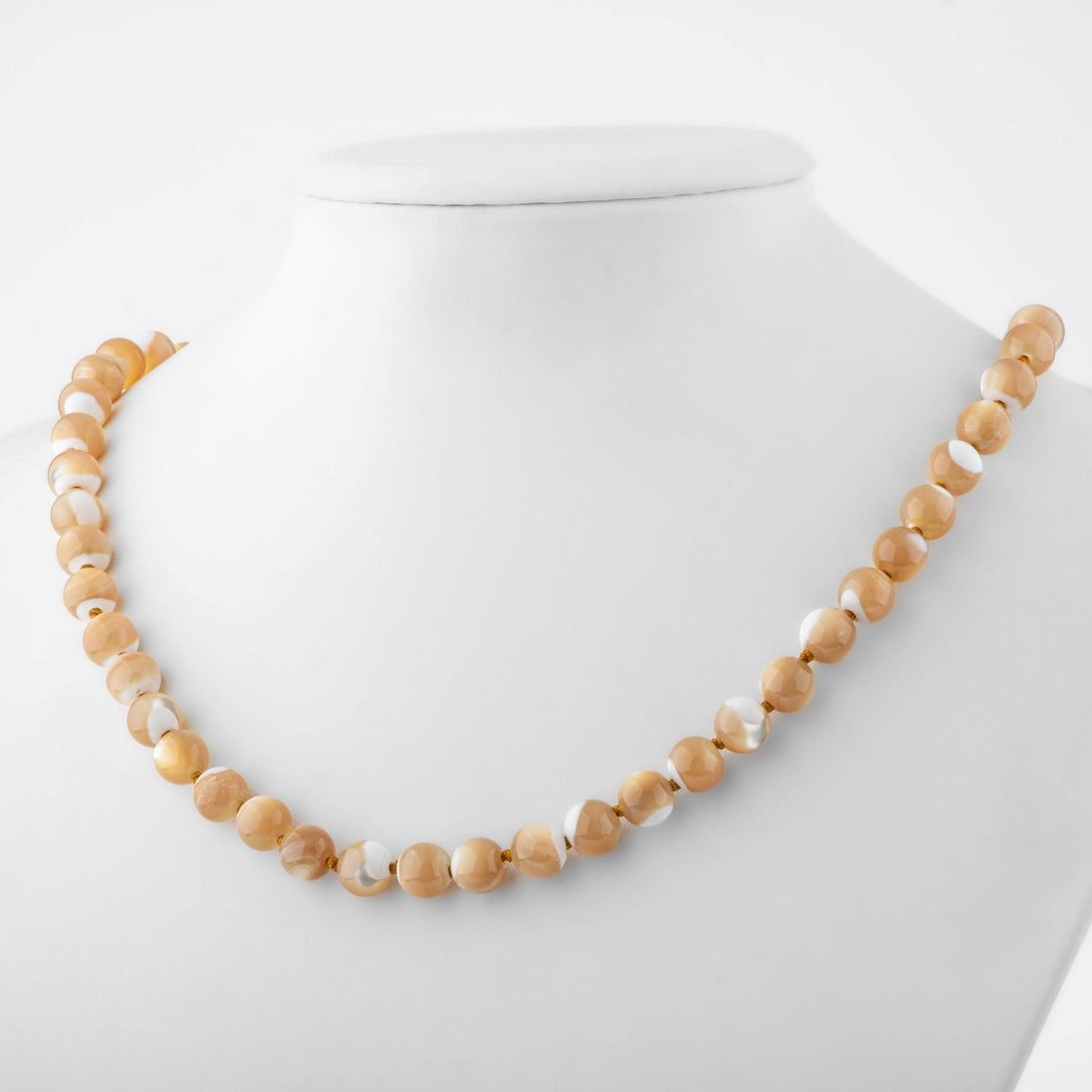 Sedef Doğal Taş Kolye – 8 mm Düğümlü, Unisex Tasarım (50 cm)