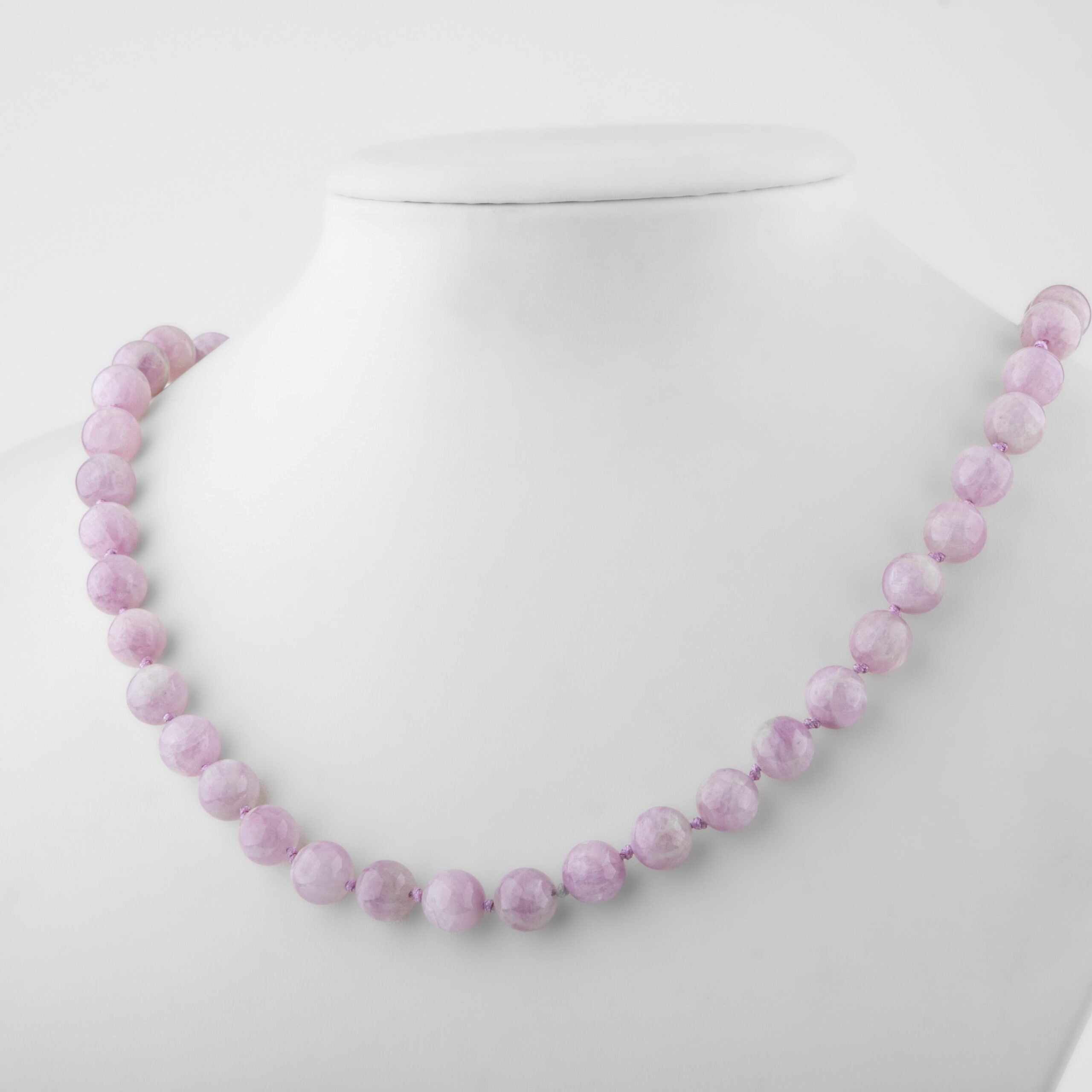 Kunzit Doğal Taş Kolye – 8 mm Düğümlü, Unisex Tasarım (50 cm)