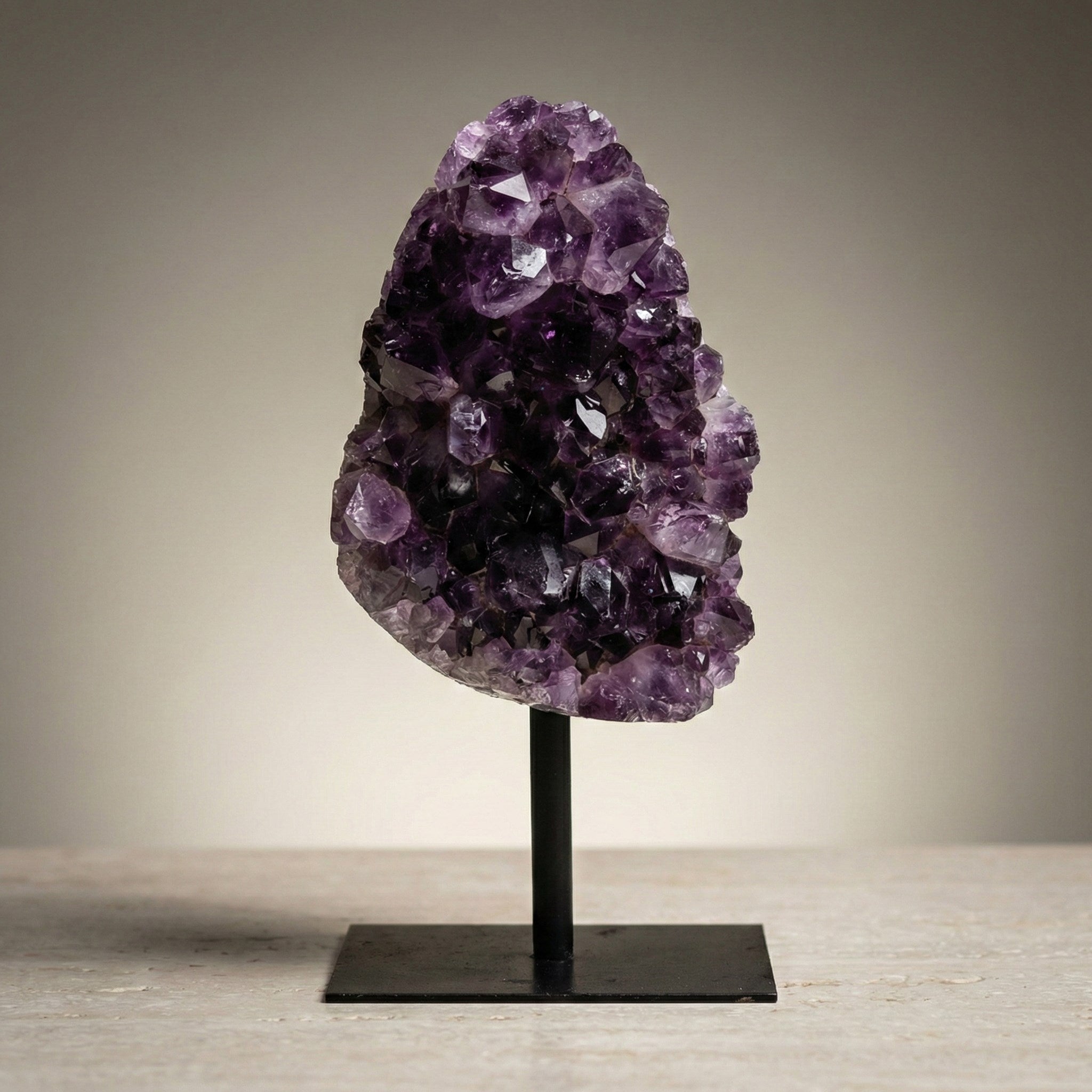 Ametist Doğal Taş Standlı Ham Parça – 1106 gr | 9 × 20 cm