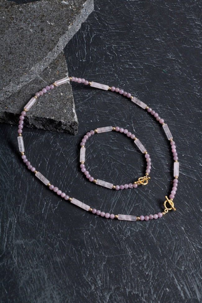Yakut ve Pembe Kuvars Doğal Taş Set – Altın Kaplama ve Gümüş Kapamalı Kolye & Bileklik
