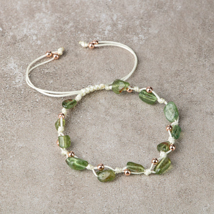 Zebercet (Peridot) Natürel Kesim Doğal Taş Makrome Bileklik – Unisex El İşçiliği