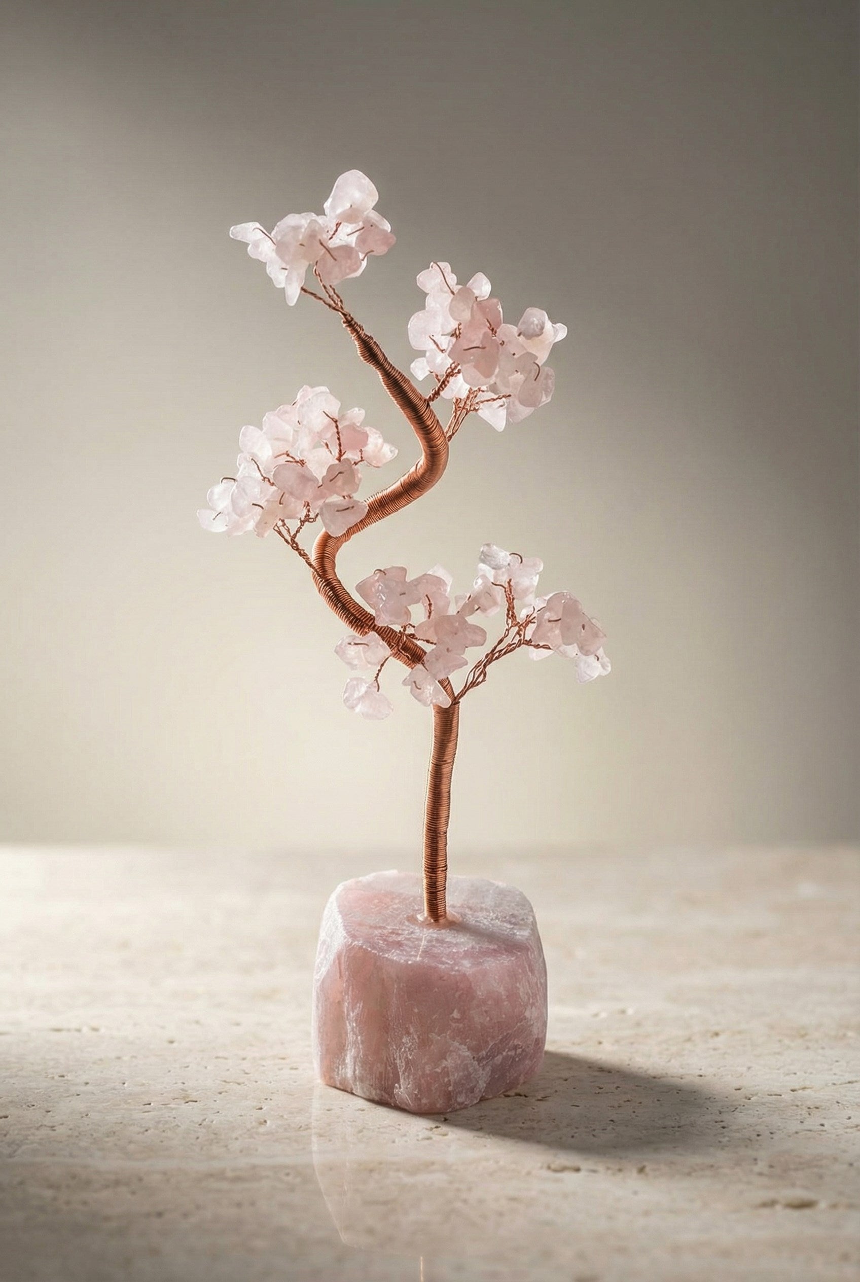Pembe Kuvars Doğal Taş Tel Sarmalı Ağaç – 5,2 × 22 cm | 224,8 gr