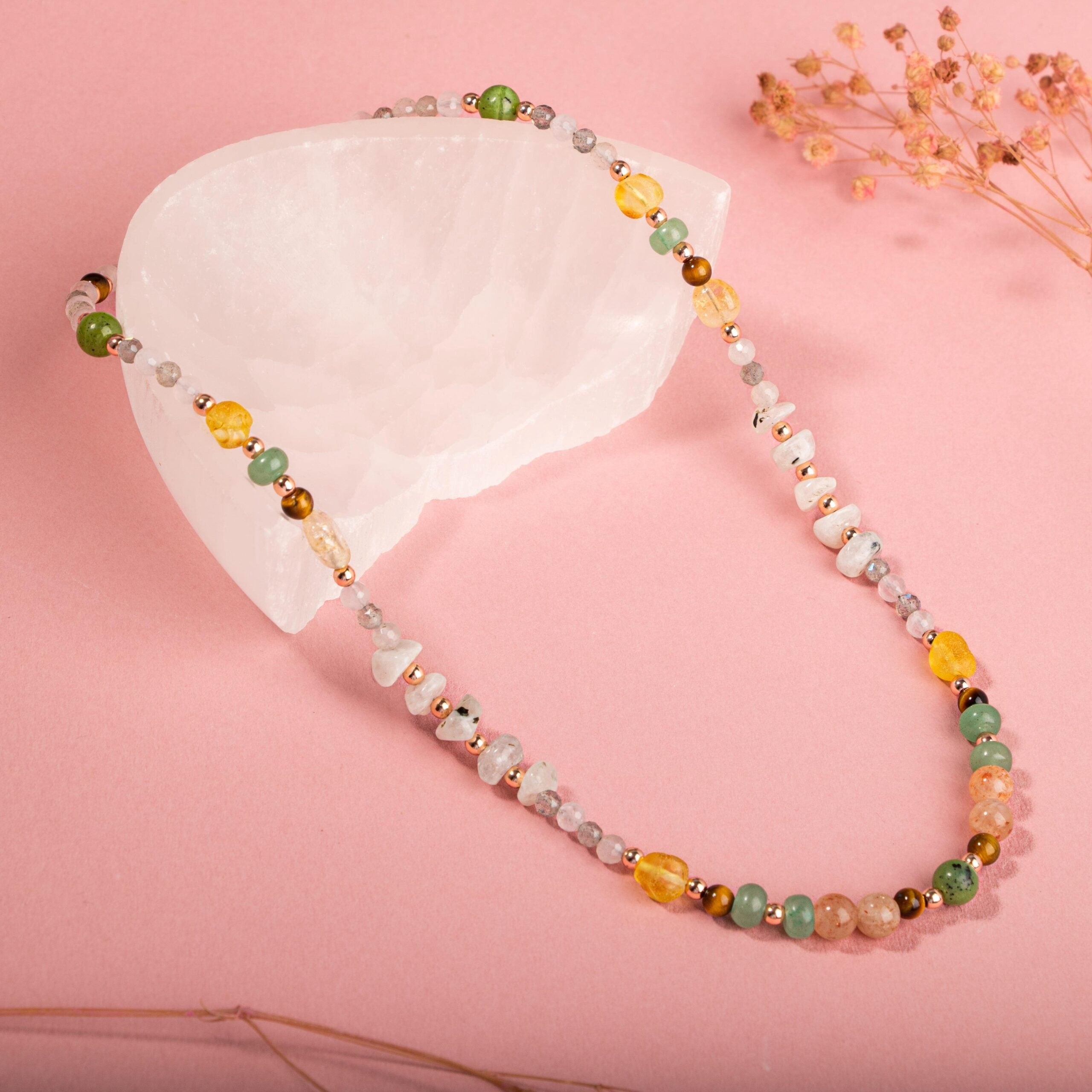 Yeşim, Kaplan Gözü, Hematit, Güneş Taşı, Aventurin, Sitrin, Kehribar, Labradorit, Ay Taşı & Pembe Kuvars Doğal Taş Kolye – Özel Tasarım (50 cm)
