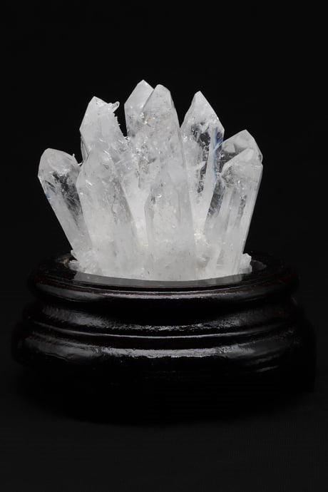 Kristal Kuvars Doğal Taş Standlı Parça – 10 × 10 cm | 400 gr