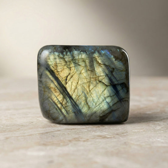 Labradorit Doğal Taş Parça – 370,7 gr | 6 × 7 cm