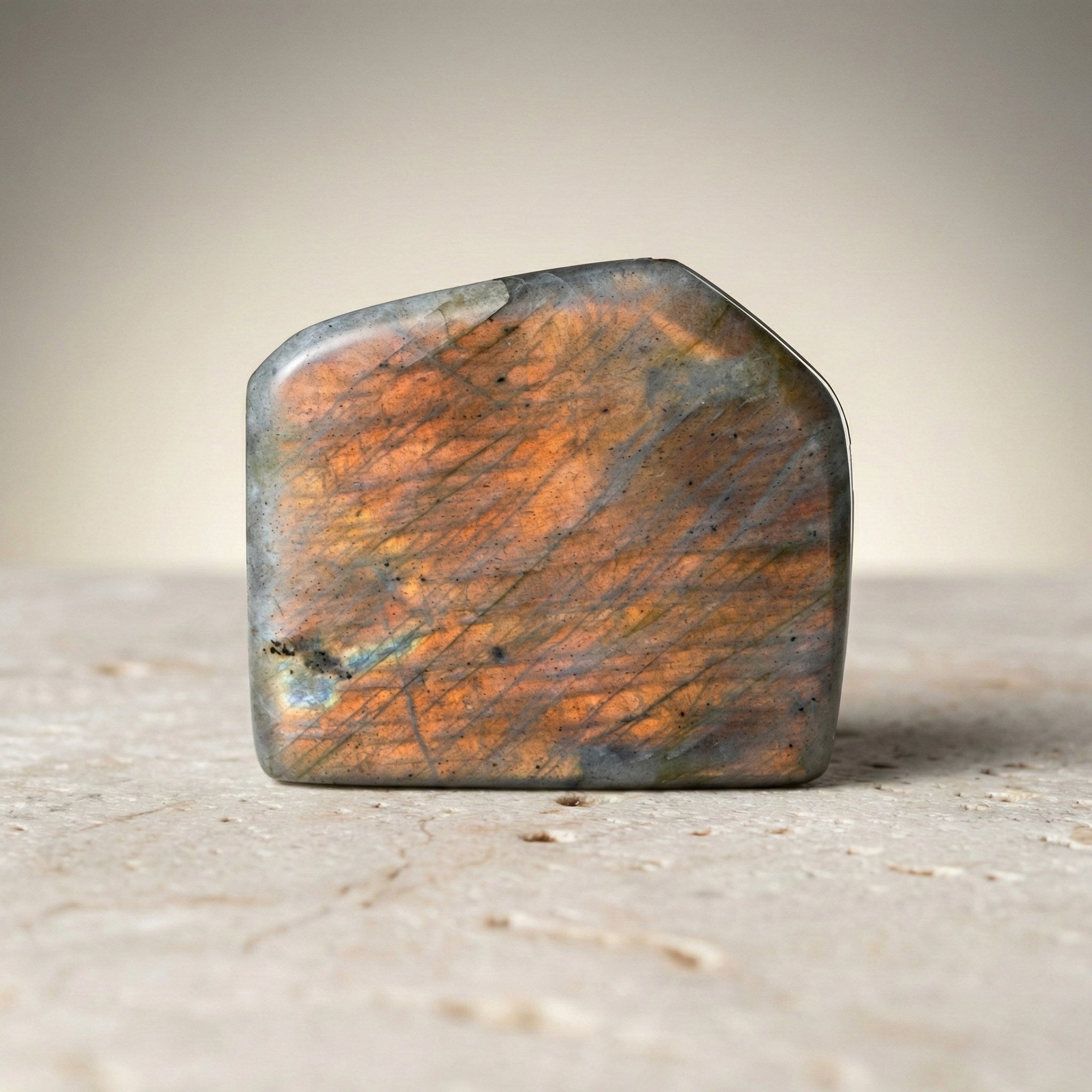 Labradorit Doğal Taş Parça – 118,5 gr | 4,5 × 5 cm