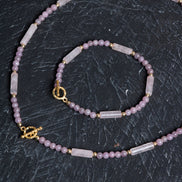 Yakut ve Pembe Kuvars Doğal Taş Set – Altın Kaplama ve Gümüş Kapamalı Kolye & Bileklik