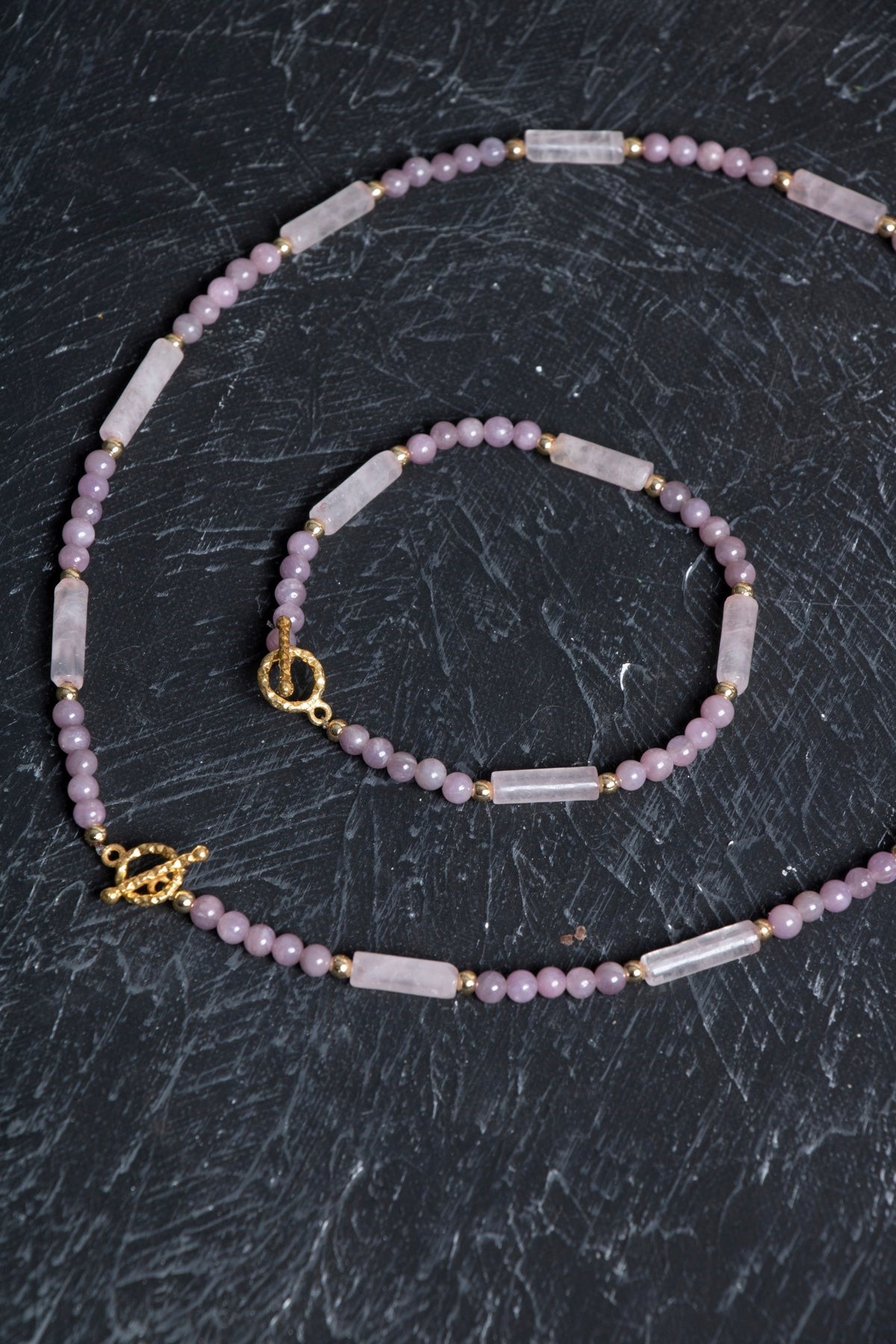 Yakut ve Pembe Kuvars Doğal Taş Set – Altın Kaplama ve Gümüş Kapamalı Kolye & Bileklik