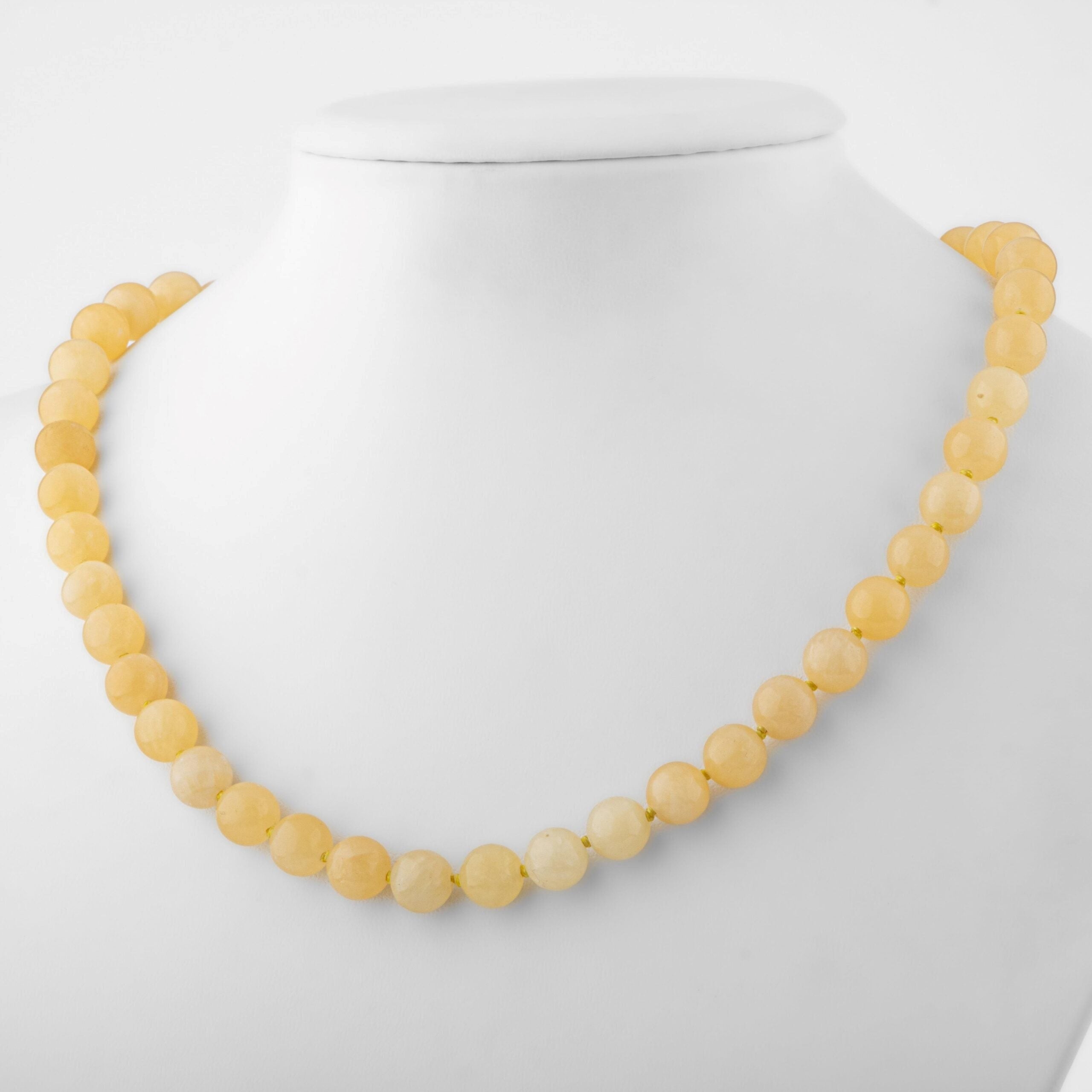 Kalsit Doğal Taş Kolye – 8 mm Düğümlü, Unisex Tasarım (50 cm)