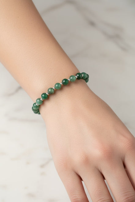 Zümrüt Doğal Taş Bileklik – Küçük Gümüş Aparatlı, 6 mm Misinalı, Unisex Tasarım