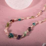 Başak Burcu Doğal Taş Makrome Kolye – Ametist, Bordo Granat (Lal), Jasper, Mavi Apatit, Pembe Kuvars, Yeşil Aventurin & Zebercet (Peridot) – Özel Tasa