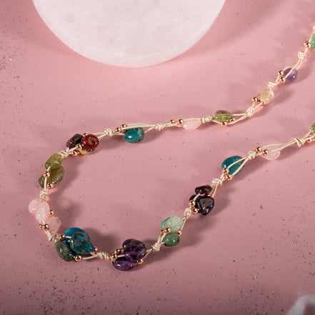 Başak Burcu Doğal Taş Makrome Kolye – Ametist, Bordo Granat (Lal), Jasper, Mavi Apatit, Pembe Kuvars, Yeşil Aventurin & Zebercet (Peridot) – Özel Tasa