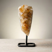 Sitrin Doğal Taş Standlı Ham Parça – 1492 gr | 6,5 × 21 cm
