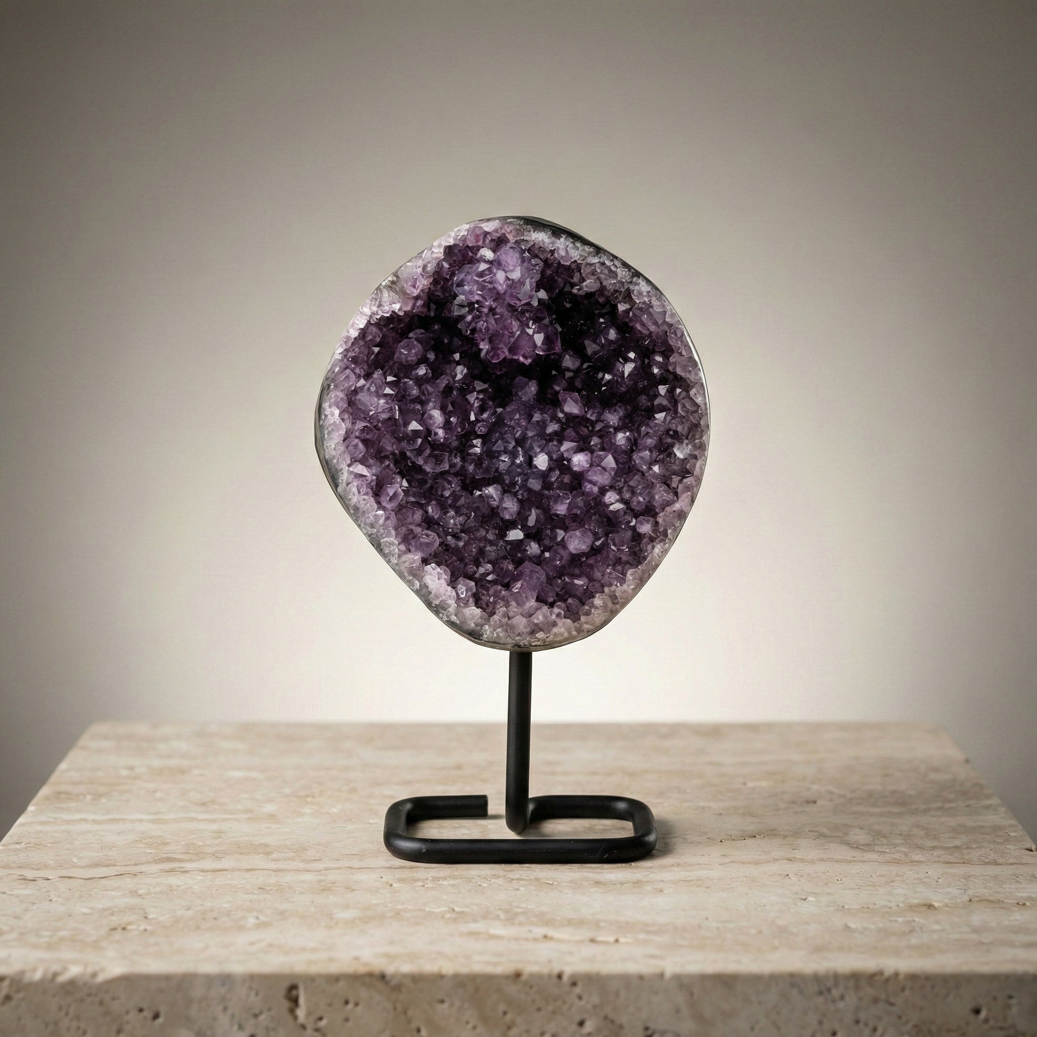 Ametist Doğal Taş Standlı Ham Parça – 1690 gr | 12,5 × 21 cm