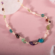 Başak Burcu Doğal Taş Makrome Kolye – Ametist, Bordo Granat (Lal), Jasper, Mavi Apatit, Pembe Kuvars, Yeşil Aventurin & Zebercet (Peridot) – Özel Tasa