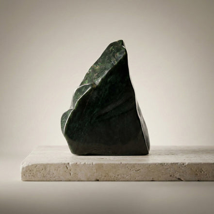 Yeşim Doğal Taş Parça – 1967 gr | 4,4 × 12,7 cm