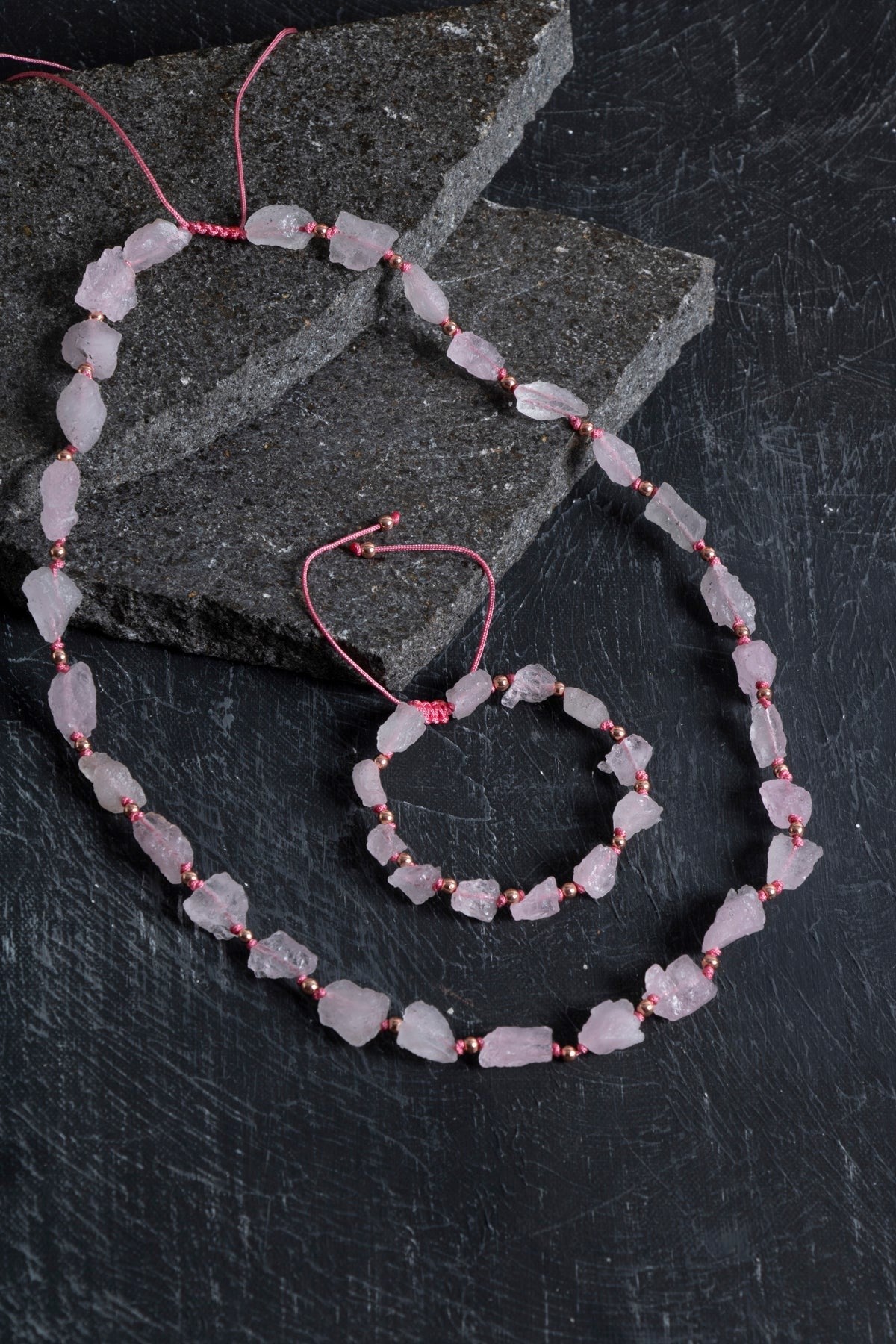 Ham Pembe Kuvars Doğal Taş Takım – Kolye & Bileklik Set, Unisex Şık Tasarım