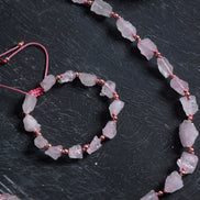 Ham Pembe Kuvars Doğal Taş Takım – Kolye & Bileklik Set, Unisex Şık Tasarım