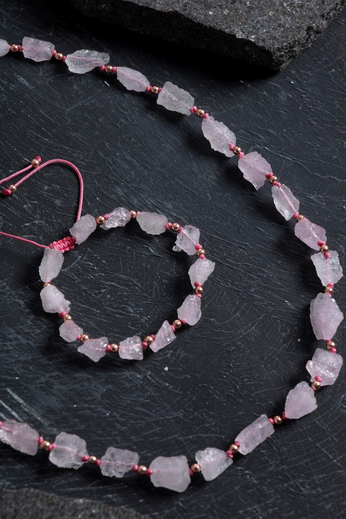 Ham Pembe Kuvars Doğal Taş Takım – Kolye & Bileklik Set, Unisex Şık Tasarım