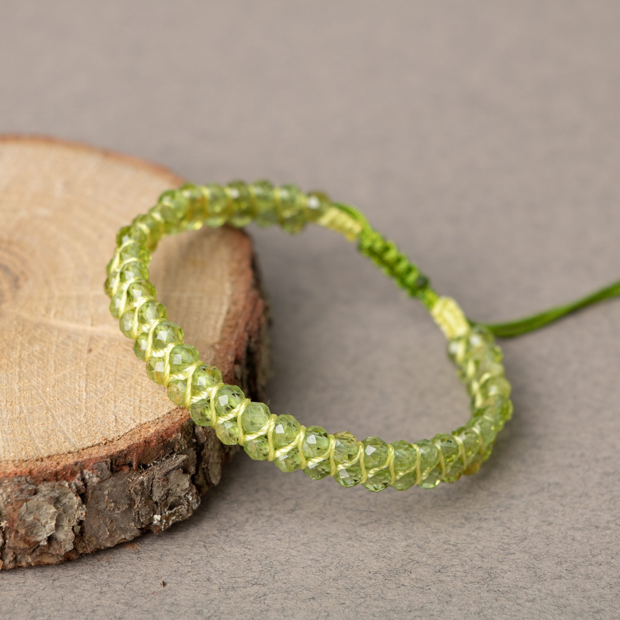 Zebercet (Peridot) 3-4 mm Çift Sıra Doğal Taş Bileklik – Unisex El İşçiliği