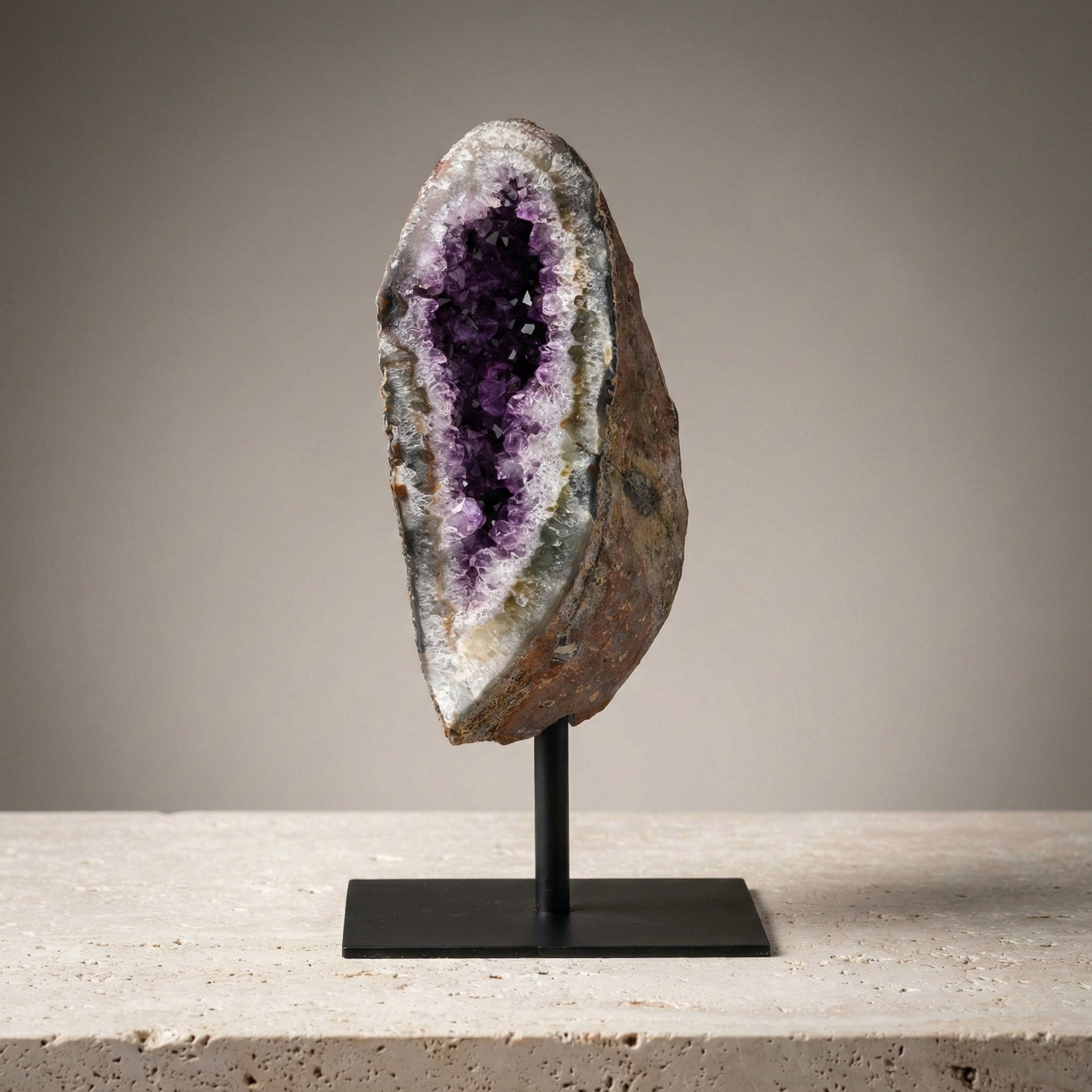 Ametist Doğal Taş Standlı Ham Parça – 1238,5 gr | 23 × 11 cm