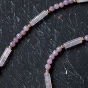 Yakut ve Pembe Kuvars Doğal Taş Set – Altın Kaplama ve Gümüş Kapamalı Kolye & Bileklik