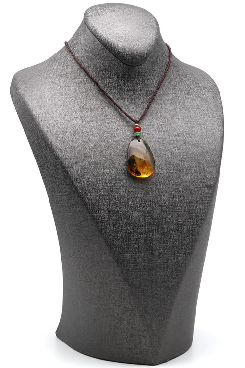 Damla Kehribar Siyah İpli Kolye – 22 × 33 mm | 41 cm | 5,8 gr