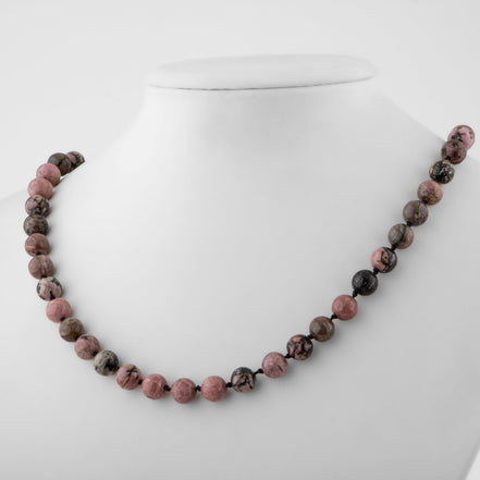 Rodonit Doğal Taş Kolye – 8 mm Düğümlü, Unisex Tasarım (50 cm)