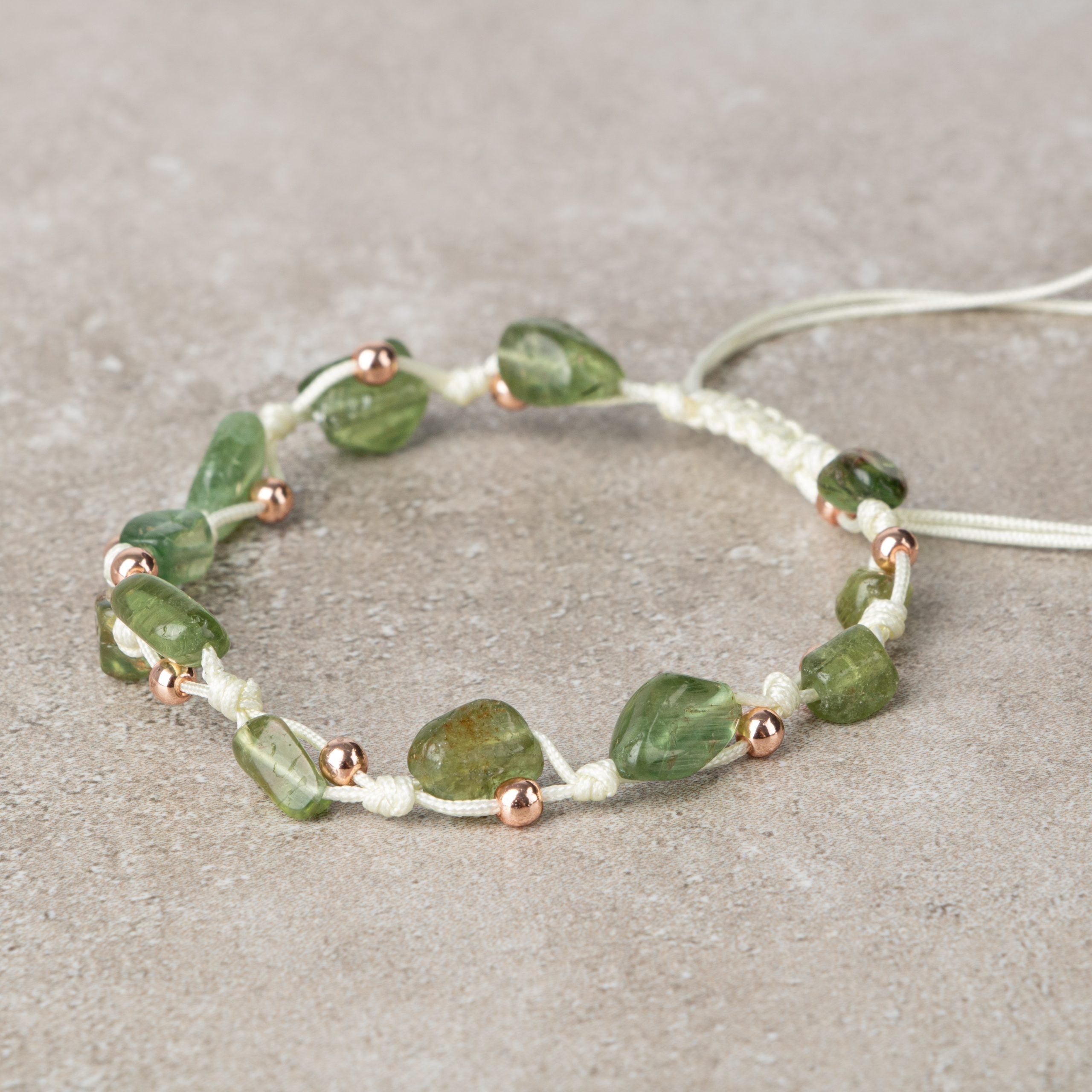Zebercet (Peridot) Natürel Kesim Doğal Taş Makrome Bileklik – Unisex El İşçiliği