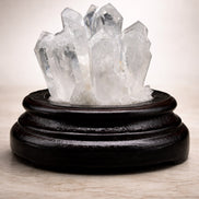 Kristal Kuvars Doğal Taş Standlı Parça – 10 × 10 cm | 429 gr