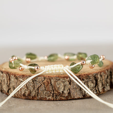 Zebercet (Peridot) Natürel Kesim Doğal Taş Makrome Bileklik – Unisex El İşçiliği