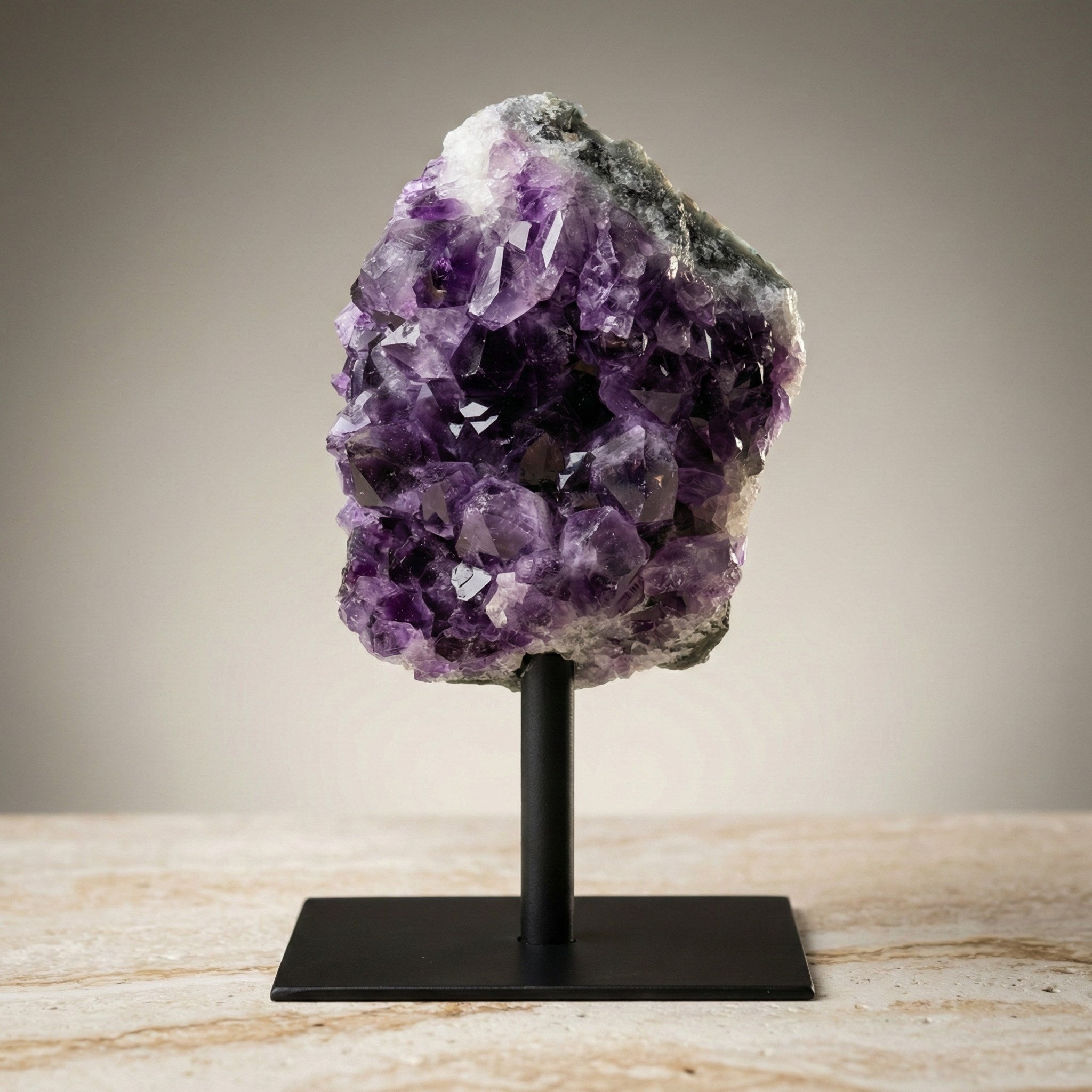 Ametist Doğal Taş Standlı Ham Parça – 734 gr | 8 × 15 cm