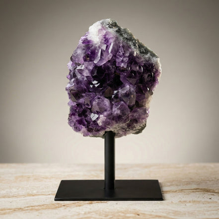 Ametist Doğal Taş Standlı Ham Parça – 734 gr | 8 × 15 cm