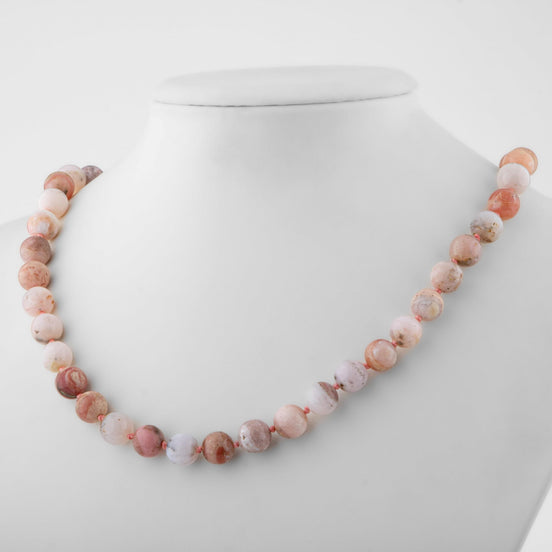 Pembe Opal Doğal Taş Kolye – 8 mm Düğümlü, Unisex Tasarım (50 cm)