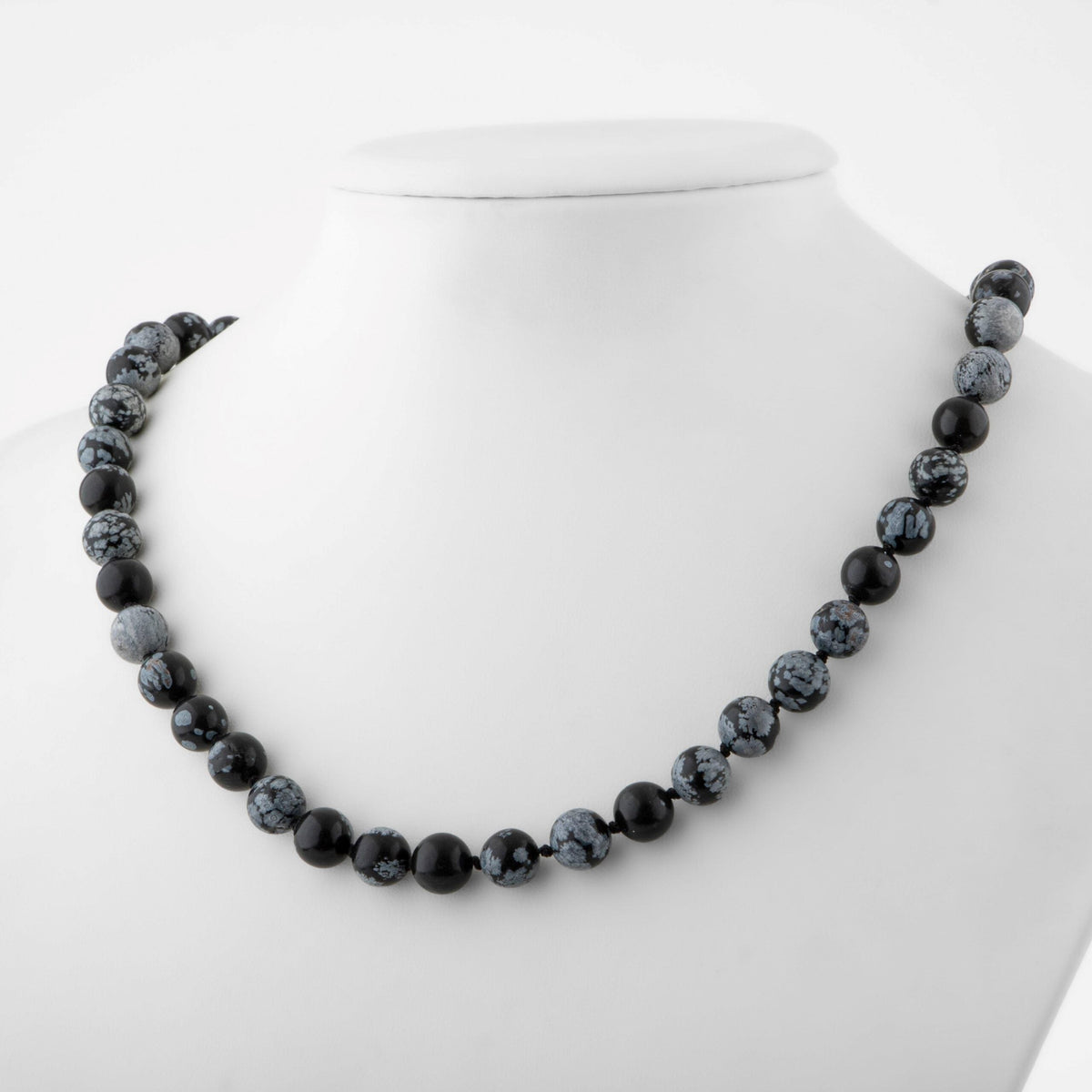 Karlı Obsidyen Doğal Taş Kolye – 8 mm Düğümlü, Unisex Tasarım (50 cm)