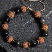 Obsidyen ve Rudraksha Doğal Taş Makrome Bileklik – Ayarlanabilir El Yapımı Tasarım