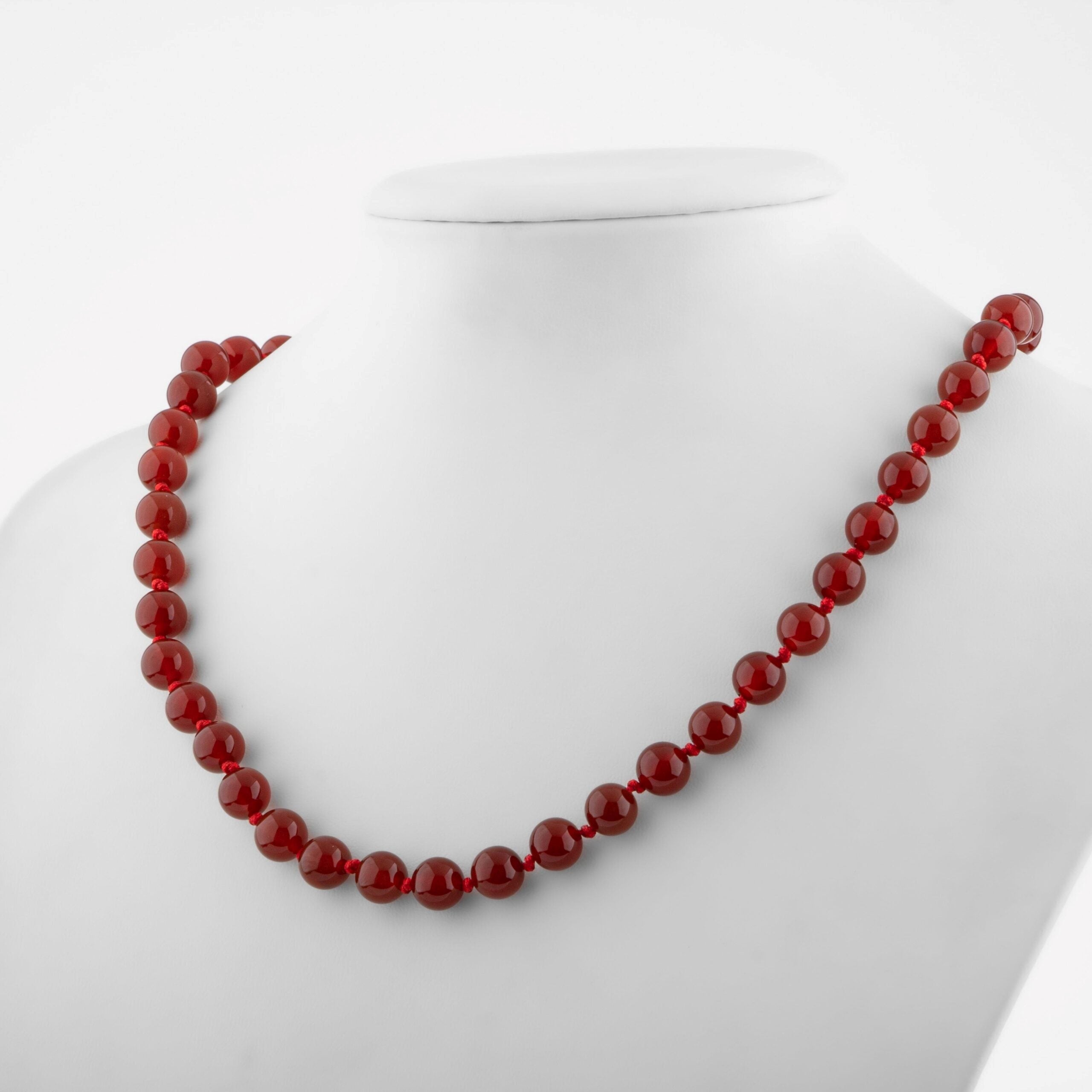 Kırmızı Akik Doğal Taş Kolye – 8 mm Düğümlü, Unisex Tasarım (50 cm)